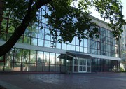 Изменение цвета стеклянного здания