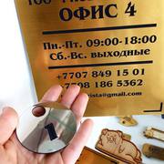 Номерки из акрила. Лазерная резка из акрила номерков для гардероба. 